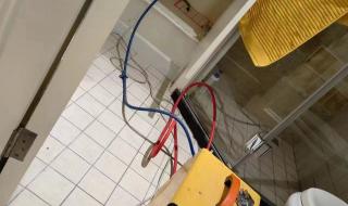 卫生间房顶漏水怎么办 卫生间漏水维修电话